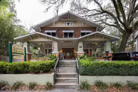 The Grady House inn for sale