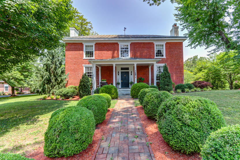 Diamond Hill Retreat is a Bed and Breakfast For Sale in Charlotte Court