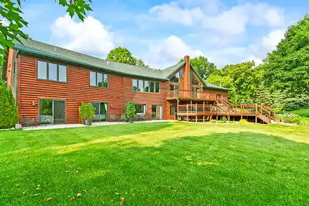 Spirit Cove Lodge inn for sale
