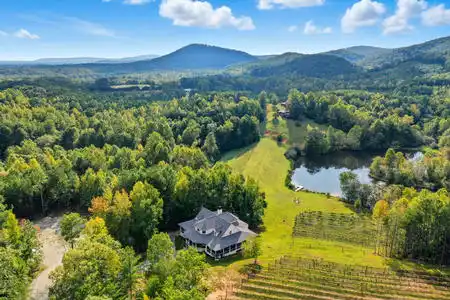 Lakeside Valley Vineyards inn for sale