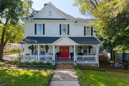 Pecan Terrace Bed & Breakfast inn for sale