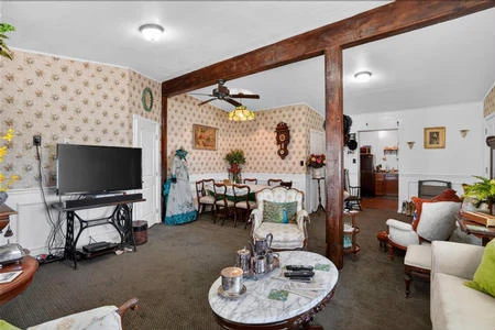 Owners Apartment (upstairs)