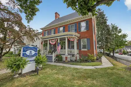 1905 Victorian-era Bed & Breakfast inn for sale