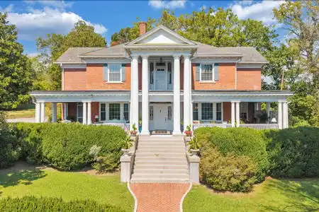 Hillcrest Mansion Inn inn for sale