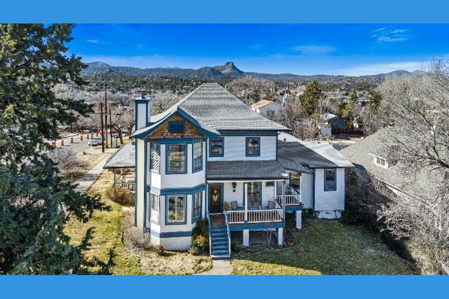 The Pleasant Street Inn Bed & Breakfast is a Bed and Breakfast For Sale