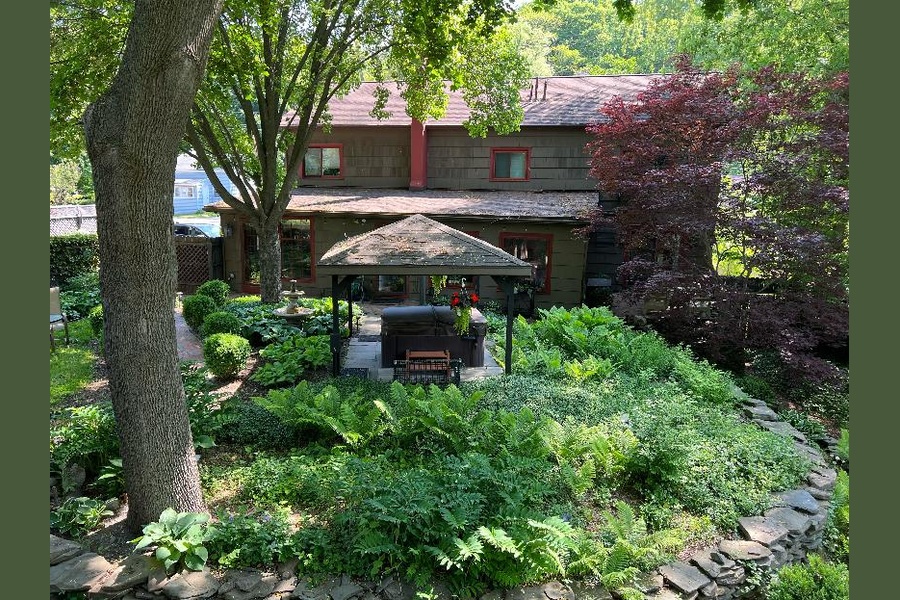 The 1795 Acorn Inn Bed and Breakfast is a Bed and Breakfast For Sale in