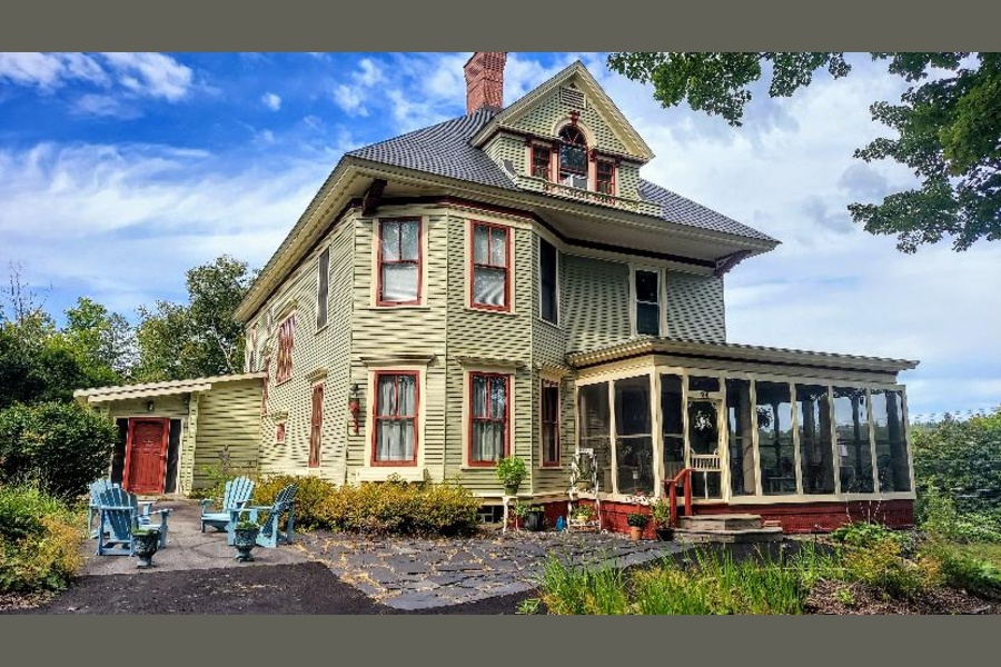 Guilford Inn is a Bed and Breakfast For Sale in Guilford, Maine