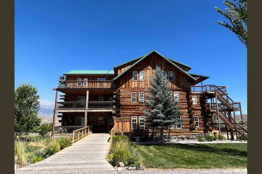Syringa Lodge is a Bed and Breakfast For Sale in Salmon, Idaho